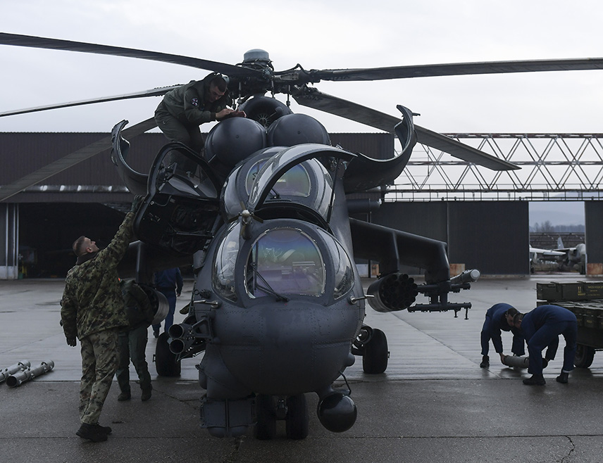 БЕОГРАД, 3. МАРТА /СРНА/ - Младићи и дјевојке који желе да управљају борбеним хеликоптерима или другим ваздухопловима Војске Србије могу да се пријаве на оглас за војностручно оспособљавање за резервне официре рода авијације, саопштено је из Министарства одбране.