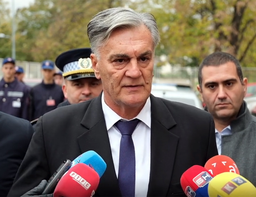 БАЊАЛУКА, 3. МАРТА /СРНА/ - Свако ко помене да жели да мијења позицију Брчко дистрикта удара на сувереност и на Устав БиХ, те показује да ради за интересе странаца, изјавио је професор уставног права Синиша Каран.