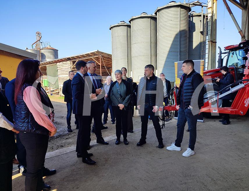 ГРАДИШКА, 3. МАРТА /СРНА/ - Влада Мађарске кроз програм подршке набавци механизације, опреме и алата пољопривредним произвођачима и прерађивачима у Републици Српској настоји да помогне становништву да остане у својој земљи, да развија своја домаћинства и лакше обезбиједи егзистенцију породица и допринесе економском развоју друштва, изјавио је замјеник министра иностраних послова и трговине Мађарске Левент Мађар.