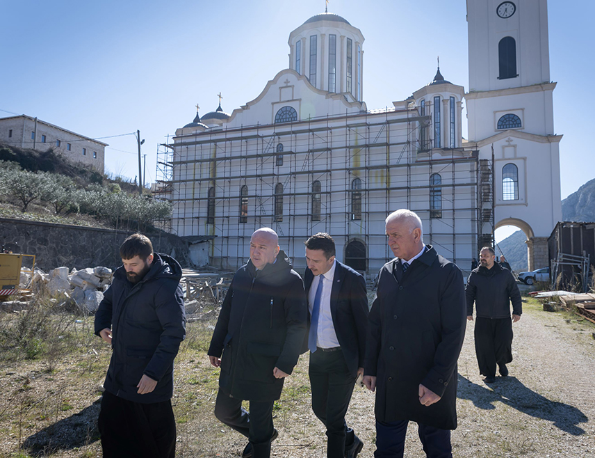 БЕОГРАД/МОСТАР, 3. МАРТА /СРНА/ - Министар без портфеља у Влади Србије Ненад Поповић боравио је данас у Саборном храму Свете Тројице у Мостару и о његовој обнови разговартао са старјешином Душком Којићем.