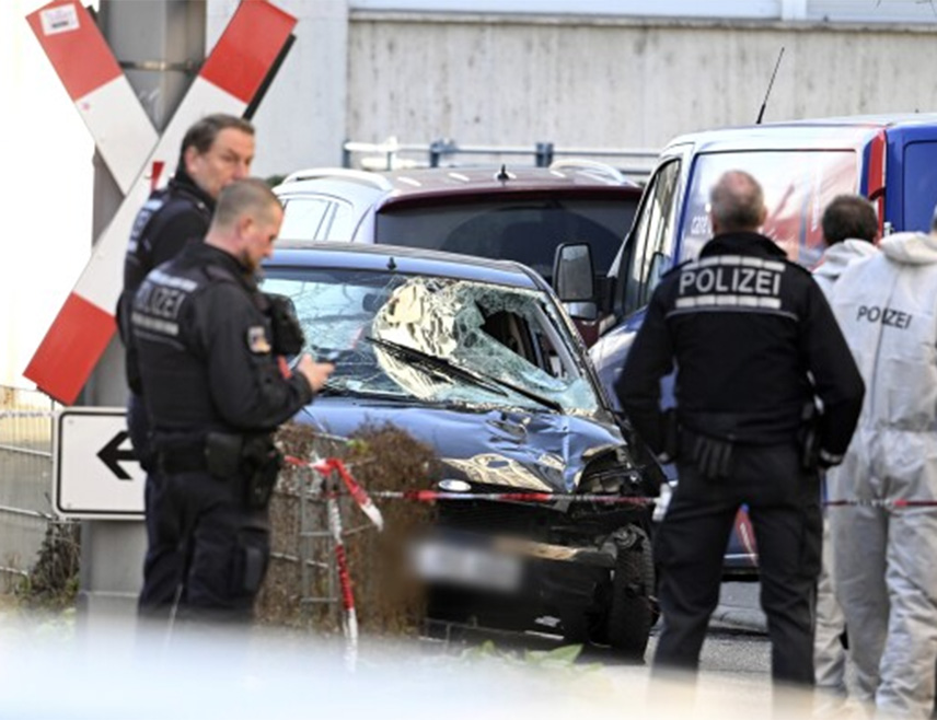 БЕРЛИН, 3. МАРТА /СРНА/ - Осумњичени за напад аутомобилом у Мајнхајму пуцао је себи у уста, саопштено је из њемачког тужилаштва.