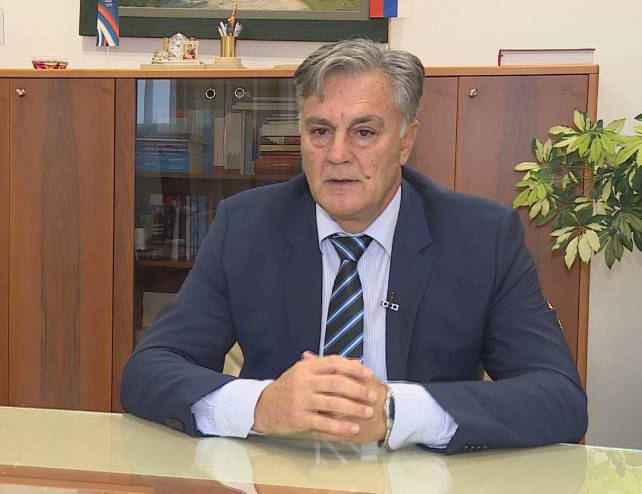 БАЊАЛУКА, 4. МАРТА /СРНА/ - Арбитар Републике Српске у арбитражи спорног дијела границе на подручју Брчког Синиша Каран појаснио је да је Амандман један Устава БиХ једина формална промјена Устава БиХ, која је извршена 2009. године, и представља директно уношење Коначне одлуке о арбитражи у Устав БиХ, тако да је било какво задирање у питање Дистрикта најдиректније рушење самог Устава БиХ.