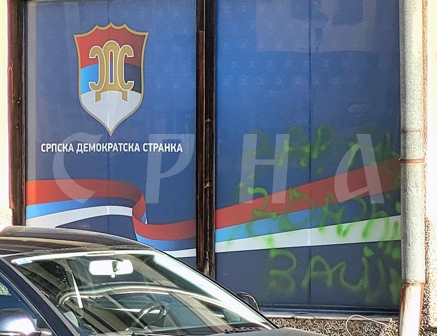 ПАЛЕ, 4. МАРТА /СРНА/ - На просторијама Општинског одбора СДС Пале јутрос је освануо графит "Бабаљ издајник - балија".