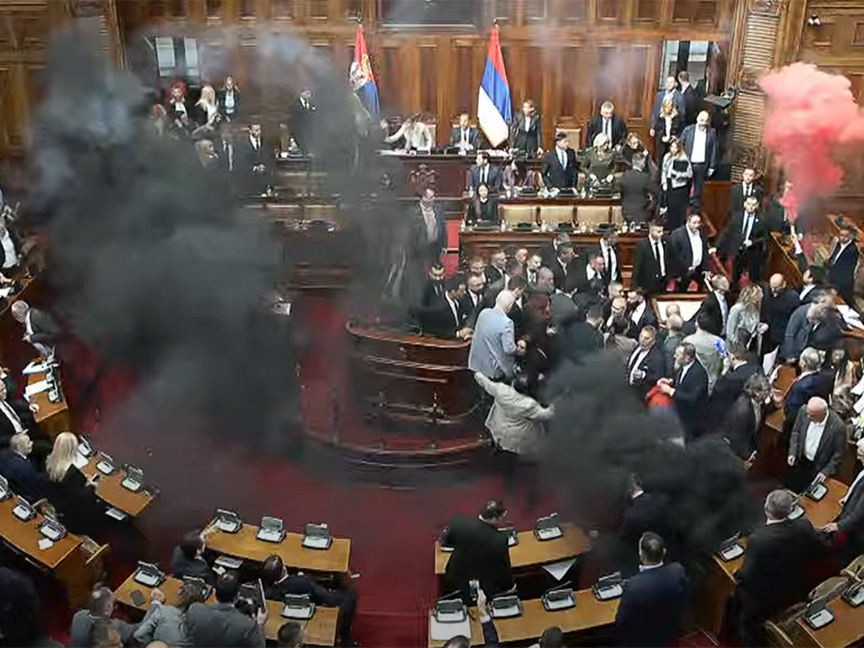 БЕОГРАД, 4. МАРТА /СРНА/ - Министар спољних послова Србије Марко Ђурић рекао је да је агресивна политичка мањина данас терором над легалном и легитимном парламентарном већином покушала да суспендује демократију у Србији, али јој то неће успјети.