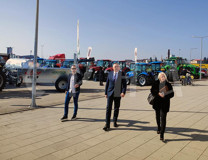 ГРАДИШКА, 4. МАРТА /СРНА/ - Мљекарство у Републици Српској је перспективна грана пољопривреде, што доказује стални раст производње, која је у прошлој години била на нивоу 130 милиона литара млијека, од чека је више од 60 милиона литара извезено, истакао је ресорни министар Саво Минић.