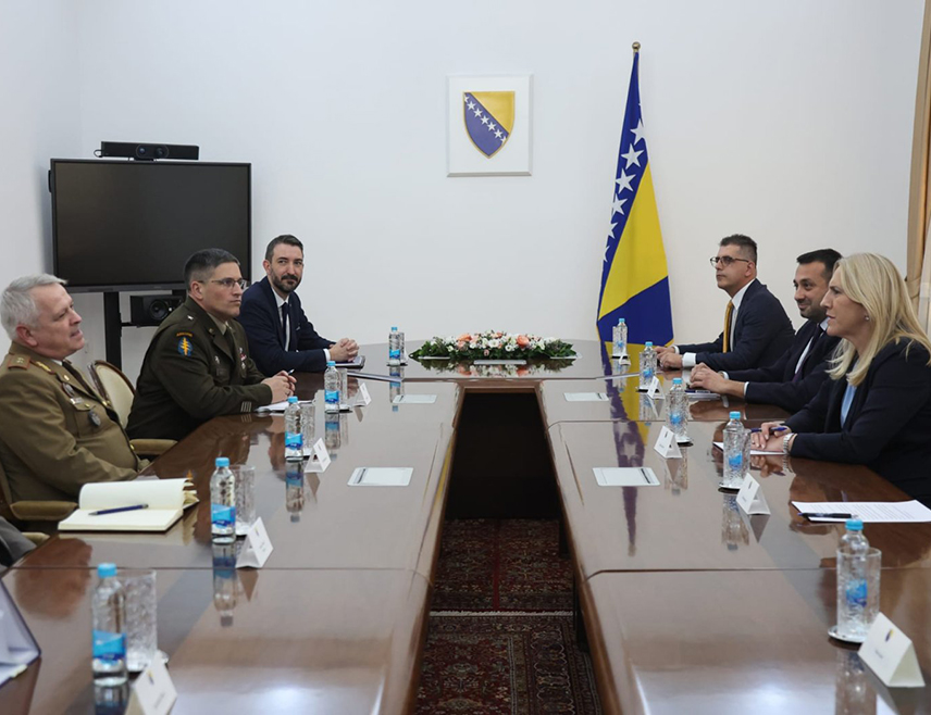 САРАЈЕВО, 4. МАРТА /СРНА/ - Српски члан и предсједавајућа Предсједништва БиХ Жељка Цвијановић разговарала је данас са командантом НАTО штаба у Сарајеву Метјуом Валасом и командантом ЕУФОР-а у БиХ Флоријан Маријаном Барбом, те размијенили мишљења и ставове о актуелним политичким и безбједносним приликама у БиХ.