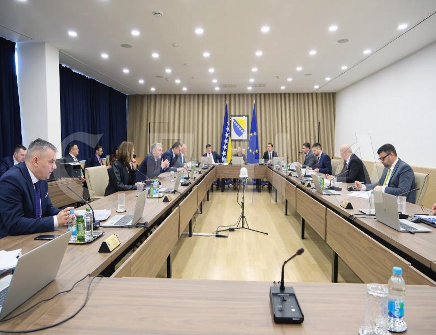 САРАЈЕВО, 4. МАРTА /СРНА/ - Савјет министара усвојио је данас, упркос противљењу српских министара, Нацрт закона о Високом судском и тужилачком савјету /ВСTС/ који ће бити упућен у парламентарну процедуру на коначно усвајање.