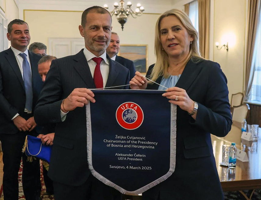 САРАЈЕВО, 4. МАРТА /СРНА/ - Српски члан и предсједавајућа Предсједништва БиХ Жељка Цвијановић разговарала је са предсједником Европске фудбалске федерације /УЕФА/ Александером Чеферином о наредним пројектима Фудбалског савеза БиХ с циљем унапређења инфраструктуре, развоја омладинског фудбала и побољшања услова за рад клубова и репрезентативних селекција.