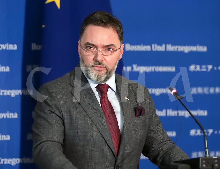 САРАЈЕВО, 4. МАРТА /СРНА/ - Замјеник предсједавајуће Савјета министара Сташа Кошарац рекао је да су кадрови СНСД-а потпуно посвећени кретању у складу са уставним обавезама и да је политика те партије усмјерена на дејтонску БиХ, Устав без наметања реформи.