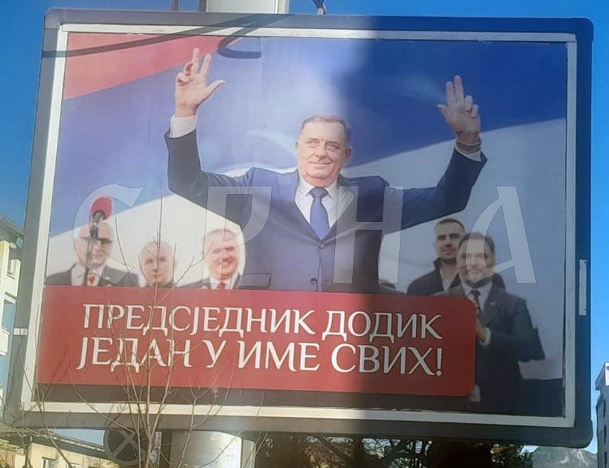 ПАЛЕ, 4. МАРТА /СРНА/ - Плакат подршке предсједнику Републике Српске Милораду Додику постављен је у општини Пале.