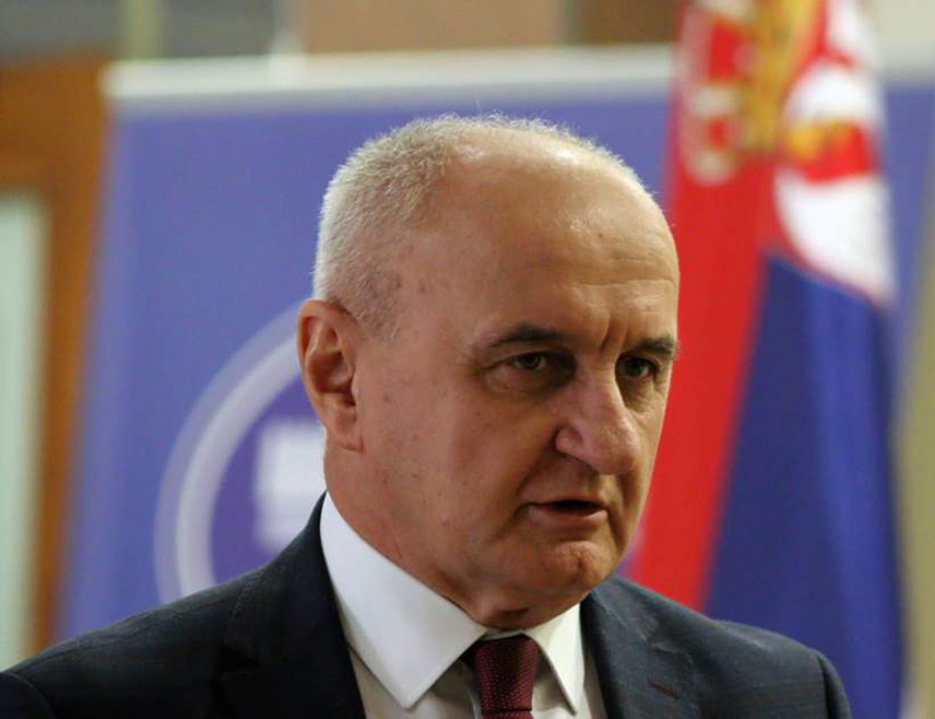 БАЊАЛУКА, 4. МАРТА /СРНА/ - Лидер Социјалистичке партије Петар Ђокић рекао је да је разочаран што у Србији види политичаре који су кадри да нанесу тешке физичке и психичке повреде скупштинским колегама како би покушали да наметну своје ставове, оцијенивши да је стабилност Србије јача од покушаја рушења.