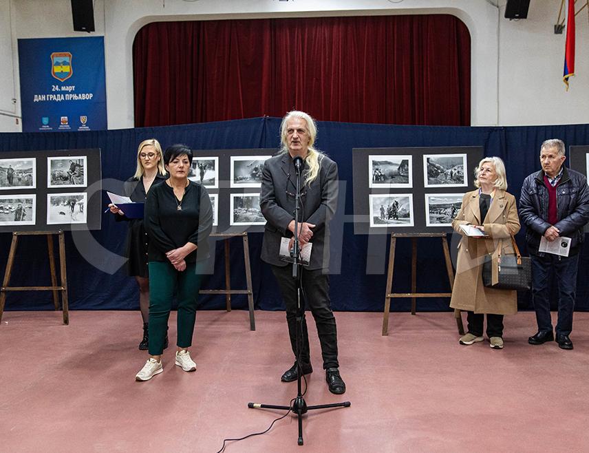 ПРЊАВОР, 4. МАРТА /СРНА/ - У Прњавору је вечерас отворена изложба фотографија "Стазе живота" аутора Биљане Латиновић у оквиру обиљежавања 24. марта, Дана града.