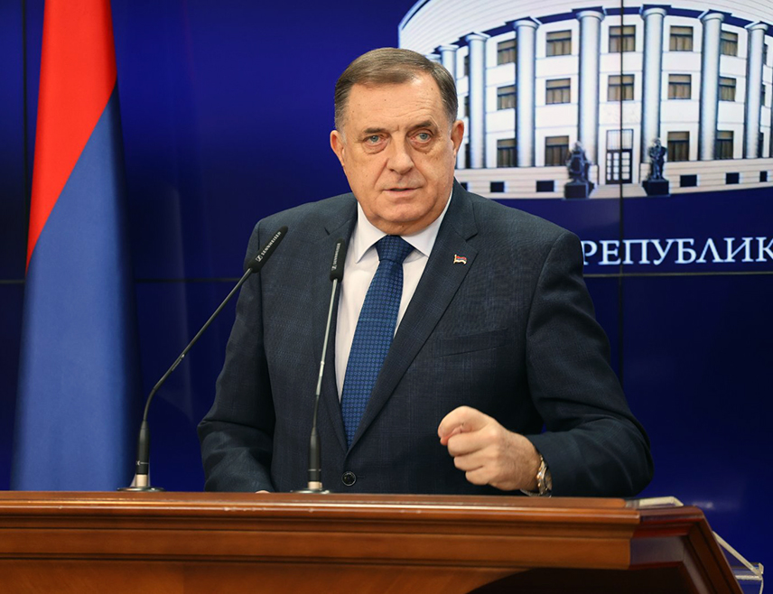 БЕЧ, 4. МАРТА /СРНА/ - Предсједник Републике Српске Милорад Додик изјавио је да би било глупо вјеровати да ће се неко у антифашистичкој Републици Српској покорити томе да дође Нијемац, који је обожавалац Хитлера, и да се по његовој одлуци пресуди предсједнику Републике.