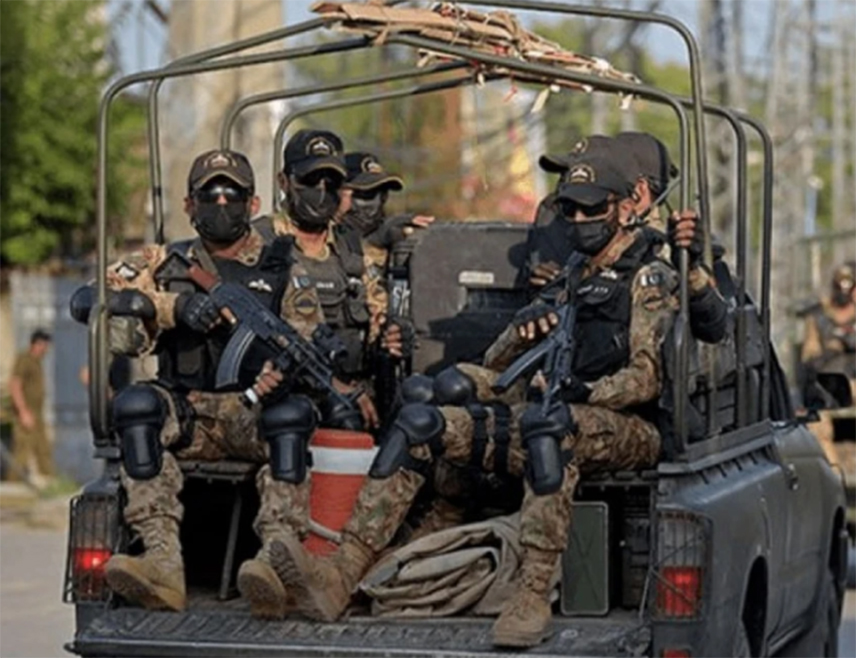 ДЕРА ИСМАИЛ КАН, 5. МАРТА /СРНА-Ројтерс/ - Бомбаши самоубице који су управљали возилима пуним експлозива напали су безбједносни пункт на сјеверозападу Пакистана и убили најмање 18 људи, укључујући пет војника и 13 цивила, међу којима је било шесторо дјеце, саопштили су полиција, спасилачке службе и војска.