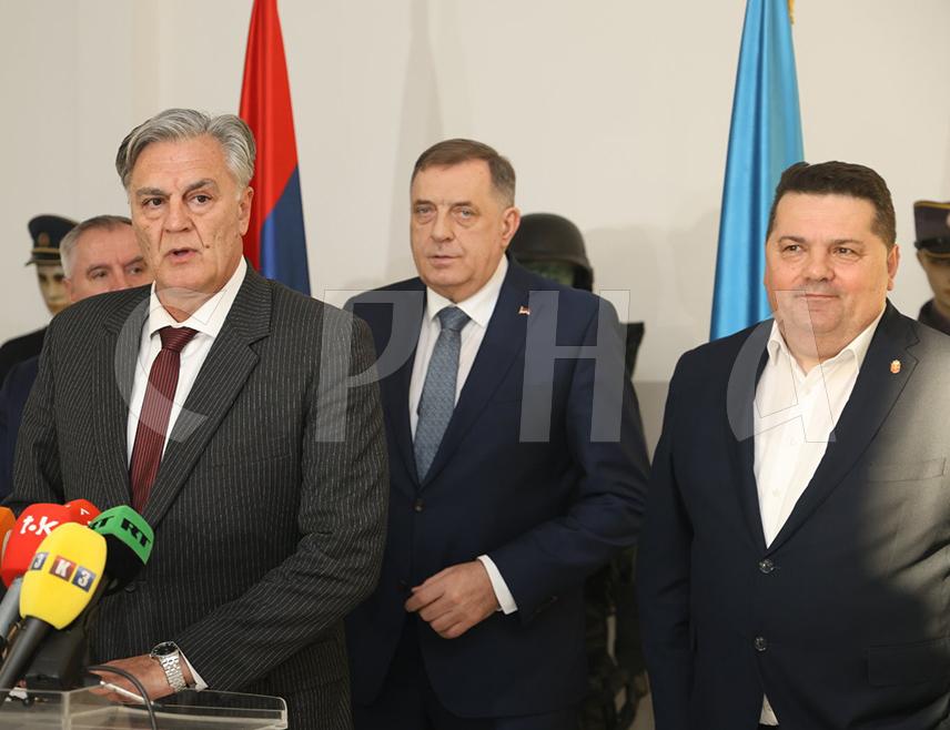 БАЊАЛУКА, 5. МАРТА /СРНА/ - Министар унутрашњих послова Републике Српске Синиша Каран изјавио је у Бањалуци да су 782 полицајца у Одбрамбено-отаџбинском рату дали живот за Српску и заштиту њеног Устава, што данас настављају припадници министарства које предводи.