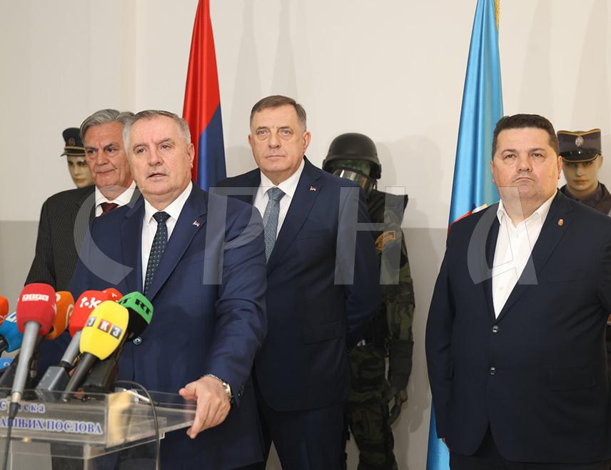 БАЊАЛУКА, 5. МАРТА /СРНА/ - Предсједник Владе Републике Српске Радован Вишковић истакао је да је поносан на Министарство унутрашњих послова /МУП/, који располаже са обученим кадром, модерном опремом и може да одговори на све изазове.