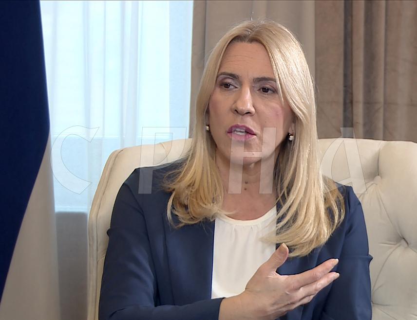 БАЊАЛУКА, 5. МАРТА /СРНА/ - Предсједавајућа и српски члан Предсједништва БиХ Жељка Цвијановић поручила је да се Република Српска бори за заштиту уставног капацитета свих у БиХ, да не жели да прихвата експерименте и радикалну изградњу неке јединствене нације, која не постоји, те да се бори против злоупотребе међународног права кроз интервенције високих представника и против свих накарадних пракси које БиХ држе даље од демократије.