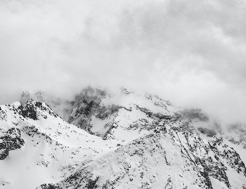 ЕНКОРИЏ, 5. МАРТА /СРНА/ - Лавина у дивљини планине Чугач на Аљасци затрпала је три скијаша и вјерује се да су страдали испод снијега дубоког готово као десетоспратна стамбена зграда, саопштено је данас из локалне полиције Аљаске.