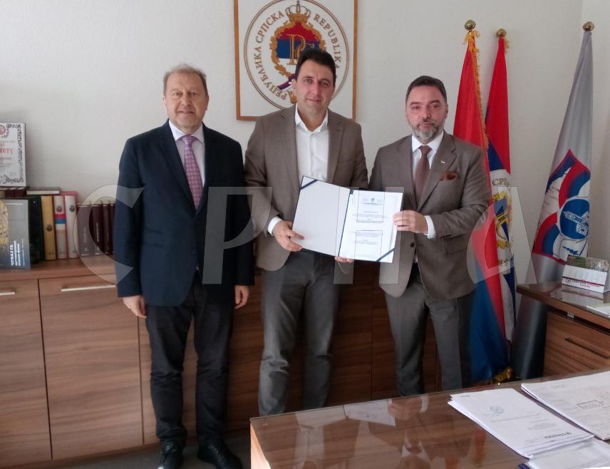 СОКОЛАЦ, 6. МАРTА /СРНА/ - На Сокоцу је данас потписан споразум о изградњи објекта "Романијске куће", вриједности 80.000 евра, која ће служити за промоцију и продају пољопривредних производа са овог подручја.