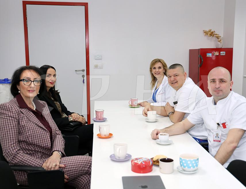 БАЊАЛУКА, 6. МАРТА /СРНА/ - Клинику за интензивну медицину за нехируршке гране Универзитетског клиничког центра /УКЦ/ Републике Српске у Бањалуци данас је посјетила делегација Клиничког центра Црне Горе како би размијенили важна искуства и знање.