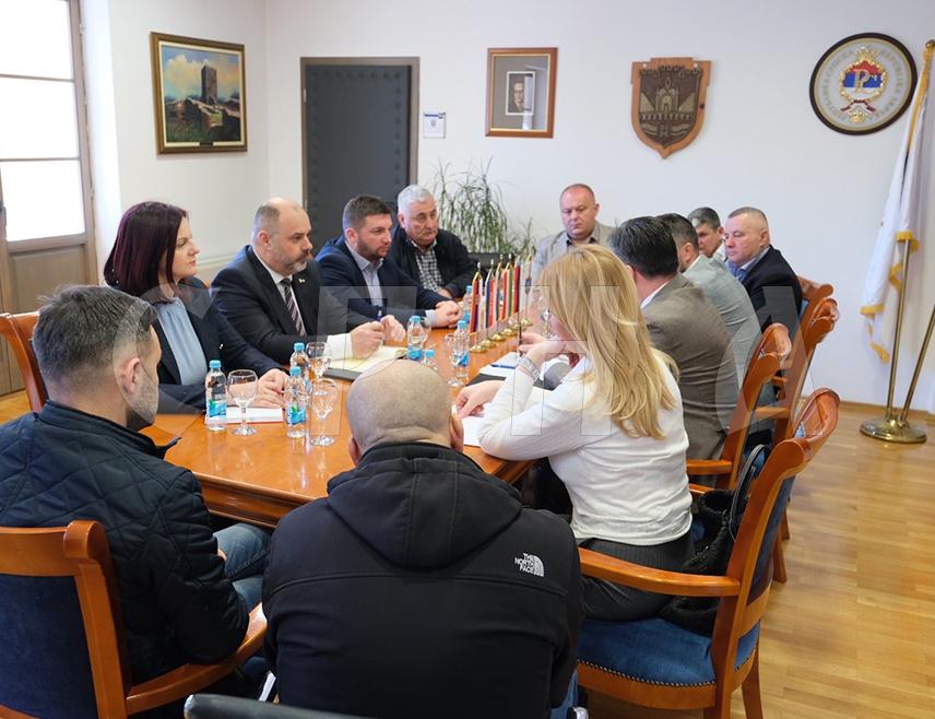 ВИШЕГРАД, 6. МАРТА /СРНА/ – Безбједносна ситуација на подручју општине Вишеград је стабилна и ниједна повратничка породица нема проблема те врсте, закључено је на састанку представника локалне власти и Полицијске станице Вишеград.