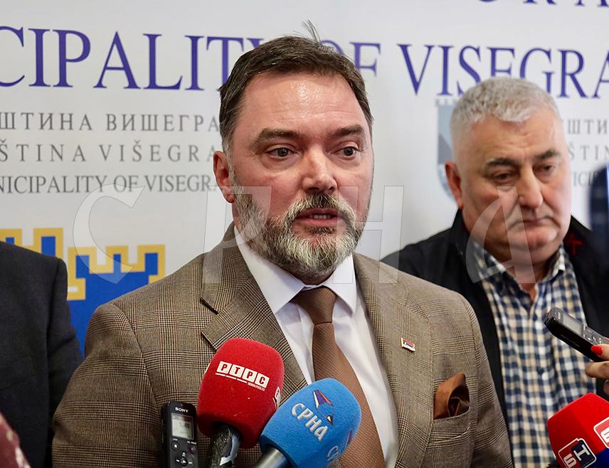 ВИШЕГРАД, 6. МАРТА /СРНА/ - Замјеник предсједавајуће Савјета министара Сташа Кошарац изјавио је да је политика предсједника Републике Српске Милорада Додика стабилност Српске и њен уставни капацитет, те да бошњачки политичари причом о некаквим црвеним потјерницама само показују своје жеље.