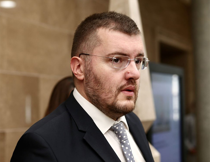 ПОДГОРИЦА, 6. МАРТА /СРНА/ - Потпредсједник Владе Црне Горе за политички систем, правосуђе и антикорупцију Момо Копривица поднио је Специјалном државном тужлаштву кривичну пријаву против бившег премијера Мила Ђукановића због злоупотребе положаја у случају минихидроелектране "Бистрица".