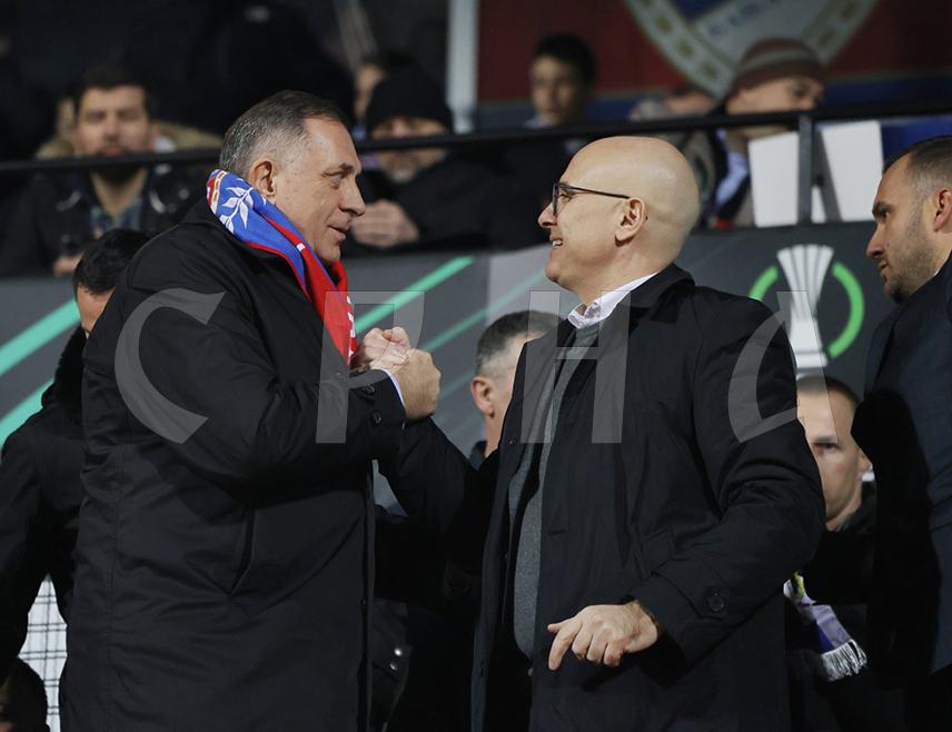 БАЊАЛУКА, 6. МАРТА /СРНА/ - Предсједник Републике Српске Милорад Додик и премијер Србије у оставци Милош Вучевић вечерас у Бањалуци прате утакмицу између "Борца" и "Рапида" у оквиру осмине финала Лиге конференција.