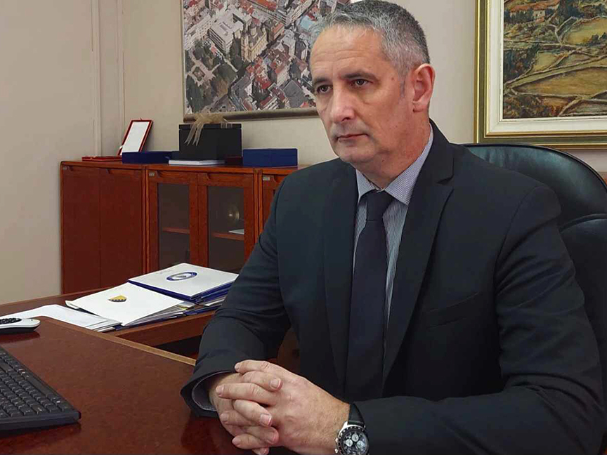 САРАЈЕВО, 7. МАРТА /СРНА/ - Замјеник министра одбране у Савјету министара Славен Галић поднио је кривичну пријаву против члана Предсједништва БиХ Жељка Комшића, јер је величао генерала такозване Армије БиХ Мехмеда Алагића, оптуженог за ратне злочине над Хрватима из средње Босне, умањивао његову одговорност за злочине и тиме подстицао националну и вјерску нетрепељивост.