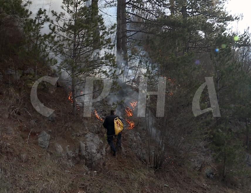 ИСТОЧНО САРАЈЕВО, 7. МАРТА /СРНА/ - Пожар на Требевићу и даље гори на неприступачном терену, речено је Срни у Територијалној ватрогасној јединици Источно Сарајево.