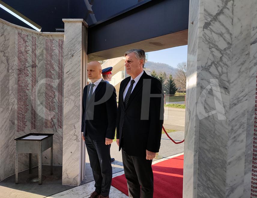 БАЊАЛУКА, 7. МАРТА /СРНА/ - Министар унутрашњих послова Републике Српске Синиша Каран поручио је данас да, на темeљима жртве, професионалног односа и патриотизма свих страдалих припадника Министарства унутрашњих послова /МУП/, Српска гради етичке вриједности будућих младих полицајаца.