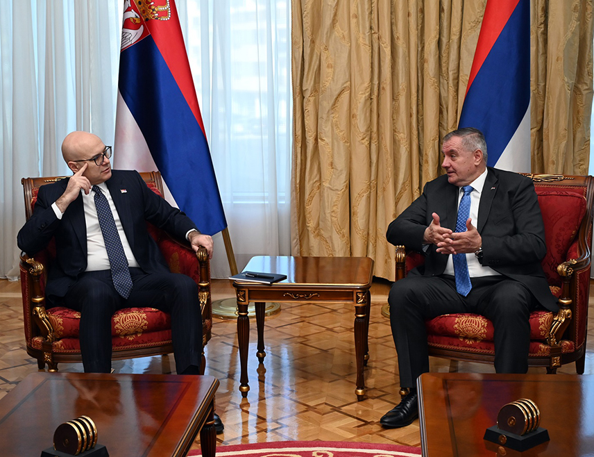 БАЊАЛУКА, 7. МАРТА /СРНА/ - Предсједник Владе Републике Српске Радован Вишковић и предсједник Владе Србије Милош Вучевић разговарали су данас у Бањалуци о тренутној политичкој ситуацији у Српској, односно БиХ, и Србији и том приликом је истакнута обострана и неупитна подршка институцијама Српске и Србије у политичкој и правној борби за њихово очување.