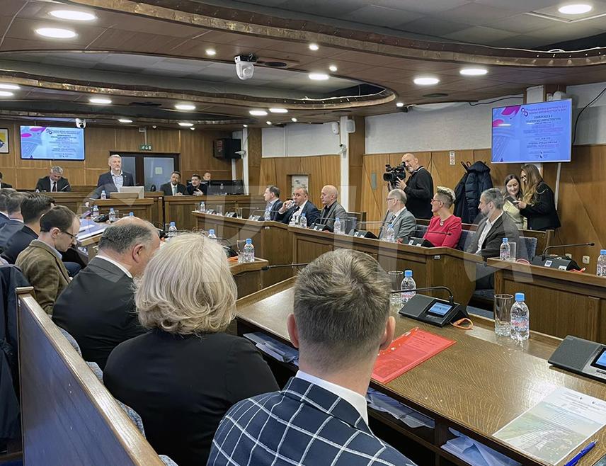 БРЧКО, 7. МАРТА /СРНА/ - Министар транспорта и комуникација у Савјету министара Един Форто рекао је данас у Брчком да је Савјет министара спреман да са Хрватском потпише споразум о изградњи новог моста према Гуњи, а да је све што треба да се уради прије тога усвајање просторног плана Брчко дистрикта.