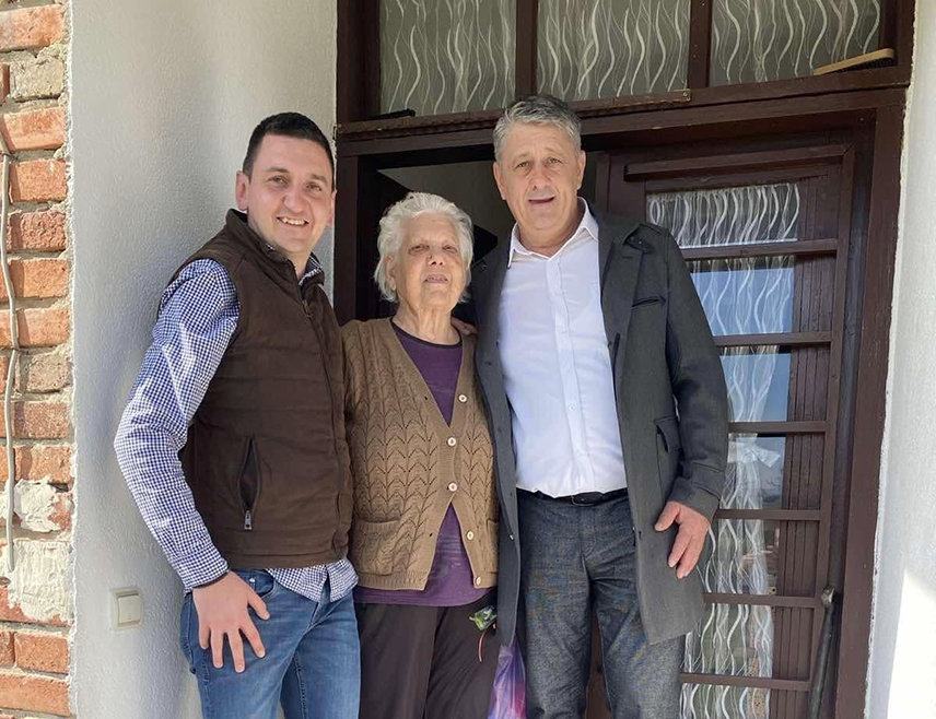 ПЕЛАГИЋЕВО, 7. МАРТА /СРНА/ - Начелник општине Пелагићево Славко Тешић са сарадницима посјетио је данас мајке и супруге бораца погинулих у Одбрамбено-отаџбинском рату и честитао им 8. март - Дан жена.