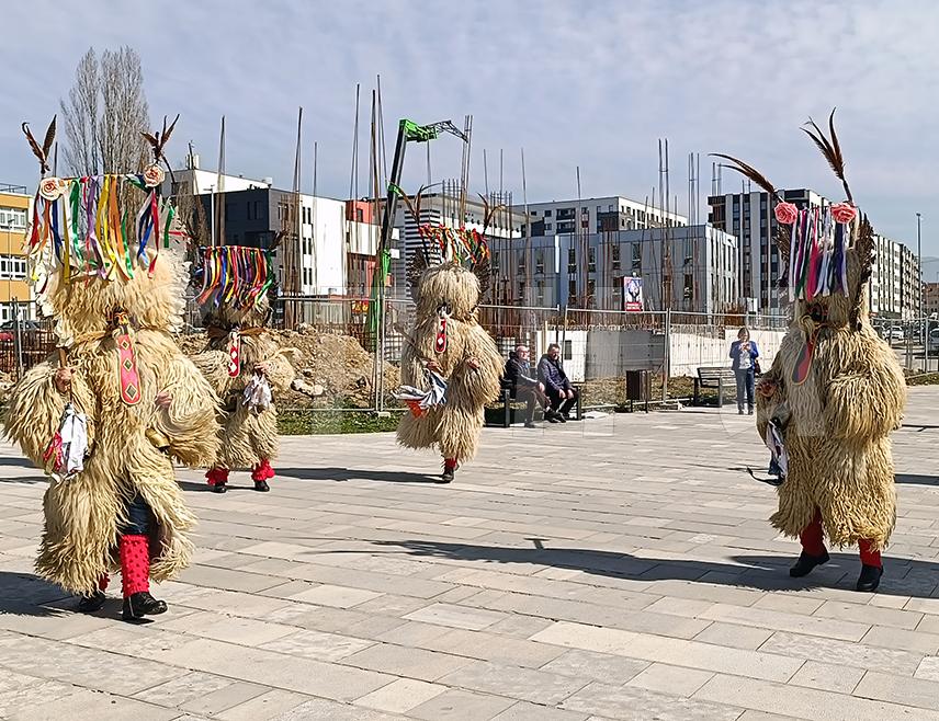 ИСТОЧНО САРАЈЕВО, 7. МАРТА /СРНА/ - Карневалска атракција Птујски куренти представили су данас у Источном Сарајеву дио словеначке културне баштине.