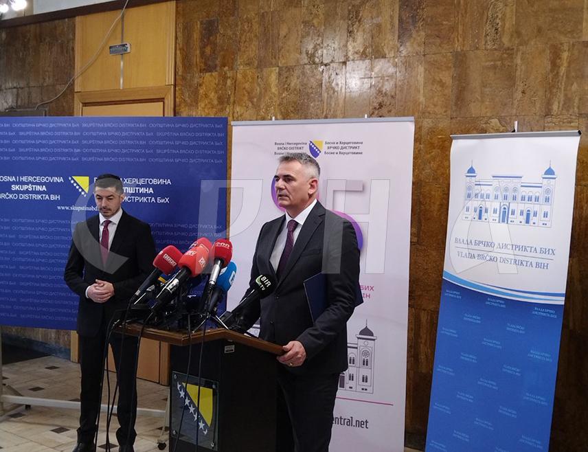 БРЧКО, 7. МАРTА /СРНА/ - Градоначелник Брчког Синиша Милић изјавио је данас поводом обиљежавања 25 година од оснивања дистрикта да је Брчко политички стабилна средина и мјесто гдје треба да сарађују различити нивои власти.