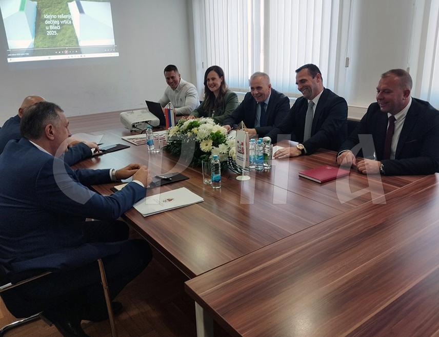 БИЛЕЋА, 7. МАРTА /СРНА/ - Предсједник Републике Српске Милорад Додик најавио је да ће већ до краја марта или почетком априла уплаћено око два милиона КМ за почетак пројекта изградње новог вртића у Билећи, чија је укупна вриједност око 4,25 милиона КМ.