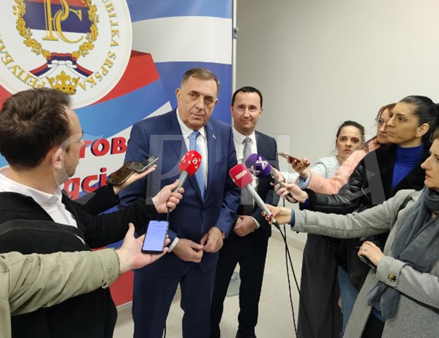 TРЕБИЊЕ, 7. МАРTА /СРНА/ - Предсједник Републике Српске Милорад Додик изјавио је вечерас да у Српској нико неће вршити никакве мобилизације и нити правити никакве планове и покрете.