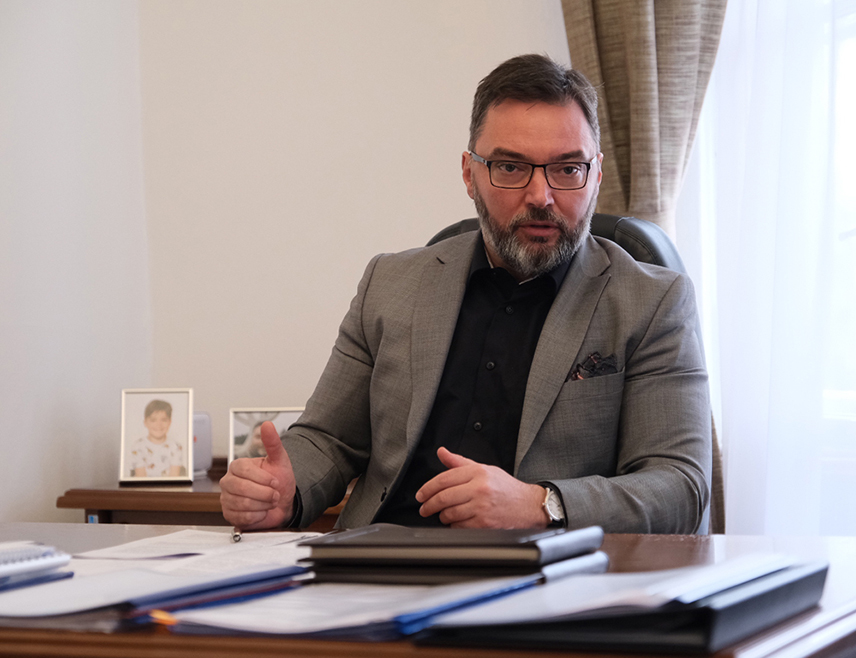 САРАЈЕВО, 7. МАРТА /СРНА/ - Замјеник предсједавајуће Савјета министара Сташа Кошарац рекао је Срни да Републику Српску не интересује шта одлучује крњи Уставни суд БиХ, односно оно што је остало од њега, будући да ту нема српских судија.