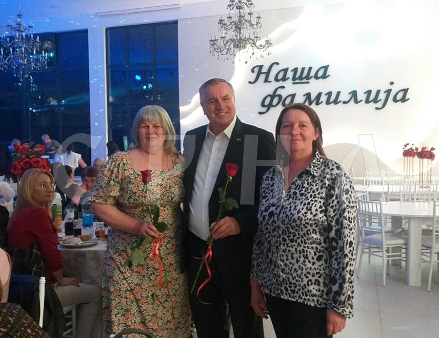 МИЛИЋИ, 7. МАРТА /СРНА/ - Актив жена СНСД-а из Милића организовао је вечерас прославу 8. марта, Дана жена, а присутан је и потпредсједник странке Радован Вишковић.