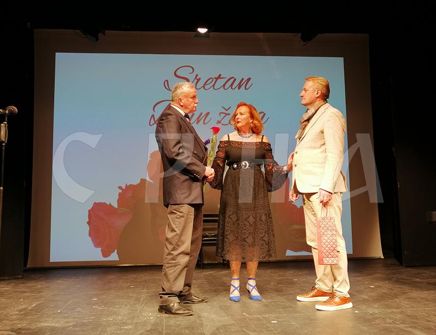 СПЛИT, 8. МАРTА /СРНА/ - У организацији сплитског пододбора Српског просвјетног и културног друштва "Просвјета", у Градском позоришту младих у овом граду одржано је вече за жене уз пјесму и игроказе.