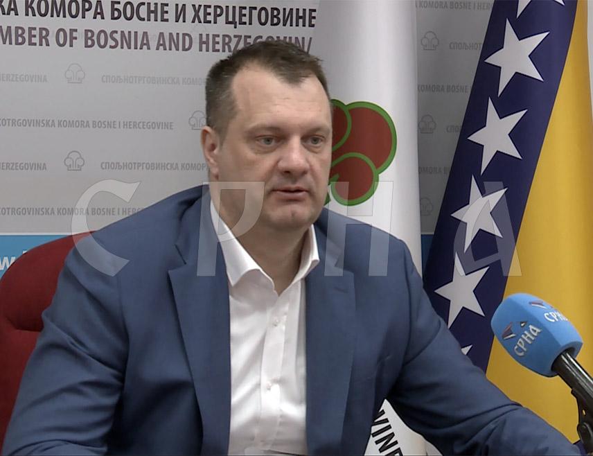 САРАЈЕВО, 9. МАРТА /СРНА/ - Пољопривредно-прехрамбени сектор БиХ прошле године забиљежио је спољнотрговински дефицит од око четири милијарде КМ, а од два милиона хектара обрадивих површина у БиХ искориштеност је само 20 одсто, изјавио је Срни директор Сектора за макроекономски систем Спољнотрговинске коморе БиХ Славиша Ћеранић.