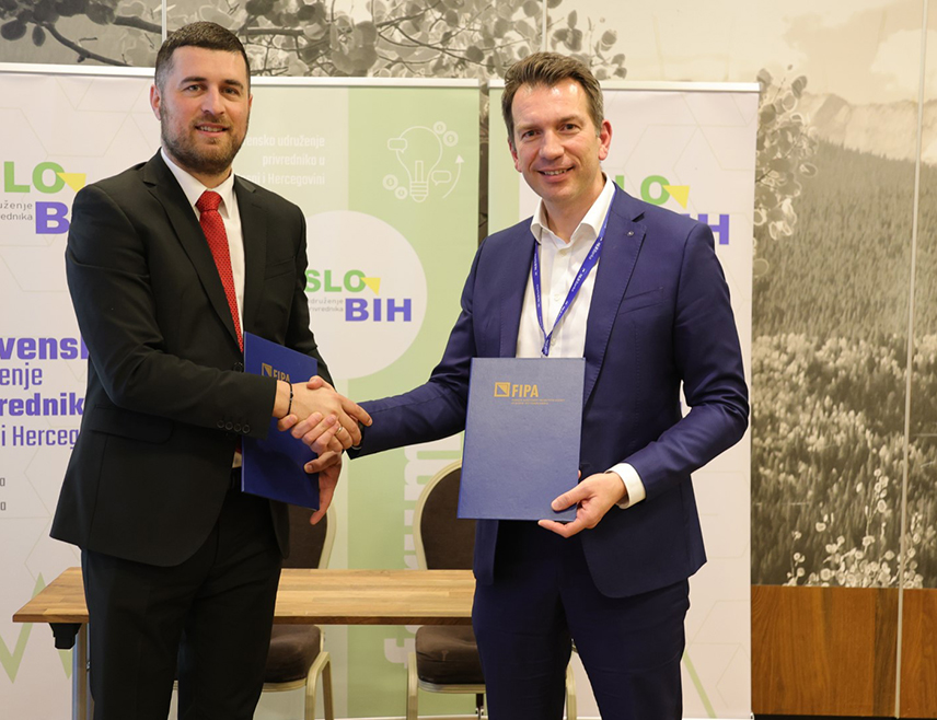 САРАЈЕВО, 8. МАРТА /СРНА/ - Директор Агенције за унапређење страних инвестиција у БиХ /Фипа/ Марко Кубатлија потписао је на Јахорини Меморандум о разумијевању са Словеначким удружењем привредника у БиХ, са циљем јачања и развоја привреде двије земље.