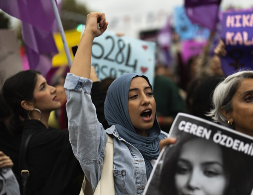 ИСТАНБУЛ, 8. МАРТА /СРНА/ - Хиљаде жена изашле су на улице турских градова поводом Међународног дана жена, протестујући због неједнакости и насиља над припадницама овог пола.