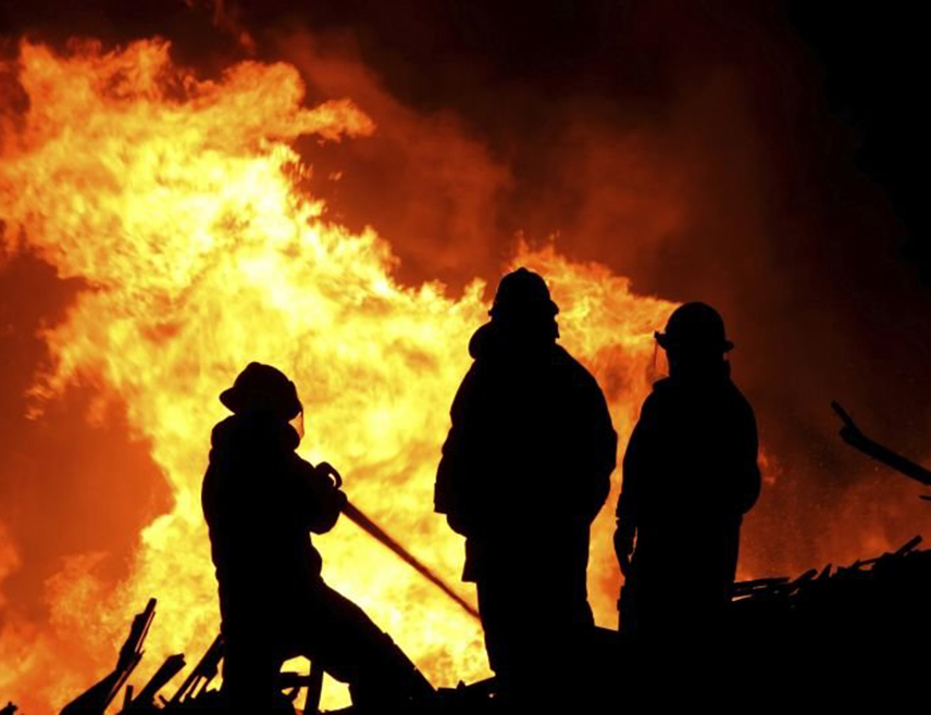 ПОДГОРИЦА, 8. МАРТА /СРНА/ - Велики пожар избио је данас на подручју општине Жабљак, код села Нинковићи, а ватрена стихија потпомогнута вјетром брзо се шири према боровој шуми и пријети да дође до границе националног парка.