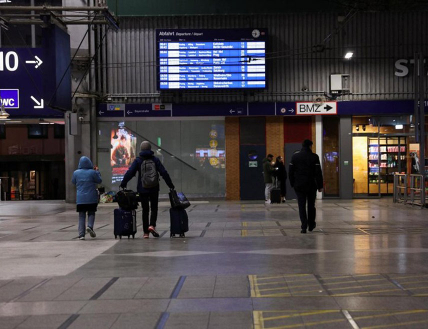 ХАМБУРГ, 9. МАРТА /СРНА/ - Сви долазни и одлазни летови на аеродрому у Хамбургу отказани су због штрајка након што је синдикат "Верди" покренуо једнодневну акцију без претходне најаве, саопштио је портпарол аеродрома.