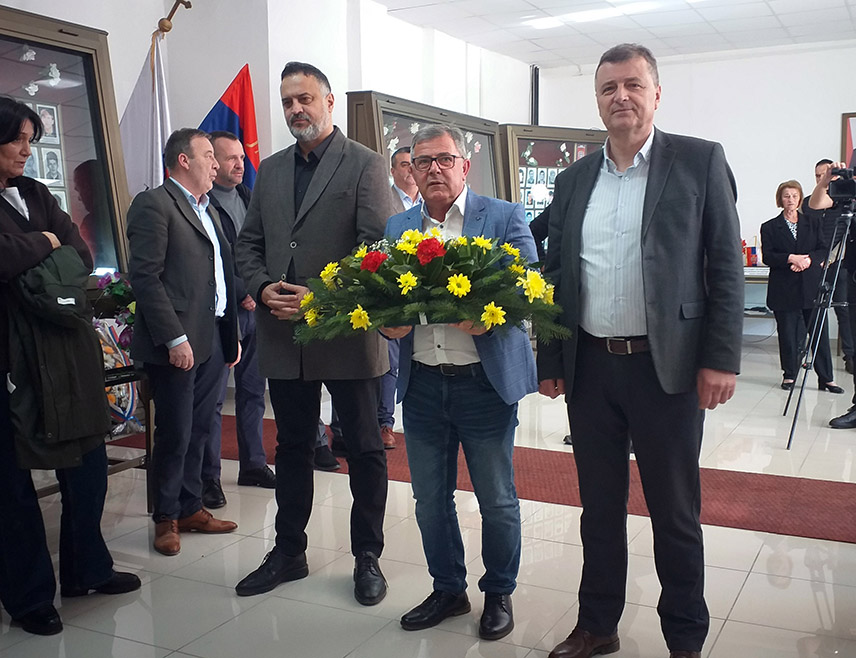 ВЛАСЕНИЦА, 9. МАРТА /СРНА/ - У Власеници је данас одата почаст за 15 Дервенћана који су прије 32 године погинули у рејону села Церска у сукобу са припадницима муслиманских војних формација бранећи српско становништво и територију.