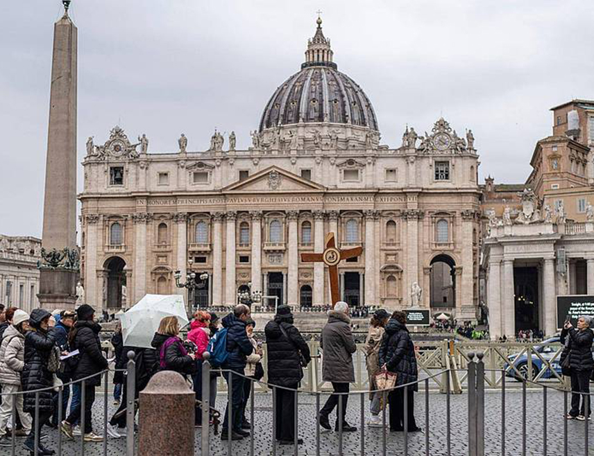 ВАТИКАН, 9. МАРТА /СРНА/ - Ватикан је четврти пут заредом отказао традиционалну недјељну молитву на Тргу Светог Петра пошто се папа Фрањо лијечи у болници од тешке упале плућа.