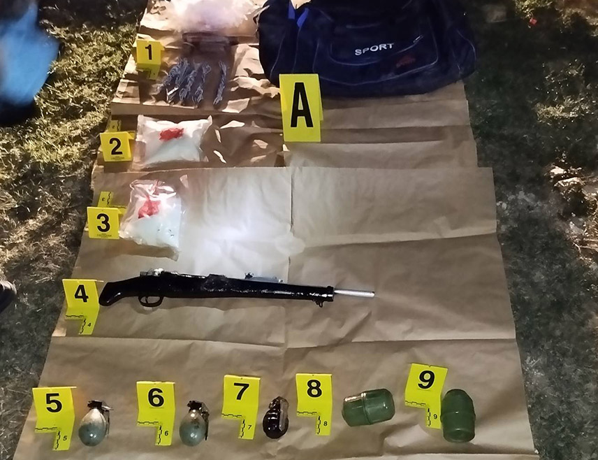 TРЕБИЊЕ, 9. МАРТА /СРНА/ - Лице чији су иницијали С.П. из Гацка ухапшено је након што је полиција у аутомобилу које користи пронашла амфетамин, пушку, ручне бомбе и метке, саопштено је из Полицијске управе Tребиње.