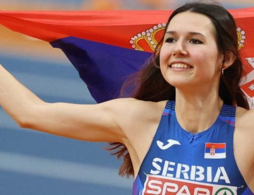 АПЕЛДОРН, 9. МАРТА /СРНА/ - Српска атлетичарка Ангелина Tопић изјавила је вечерас да је пресрећна освајањем сребрне медаље у скоку увис на Европском дворанском првенству у холандском Апелдорну и истакла да се борила до краја.